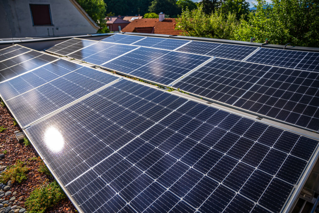 Eine Solaranlage wird auf einem Flachdach platziert.