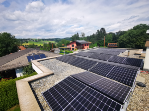 Eine Photovoltaikanlage wird auf einem Dach montiert.
