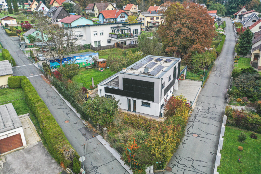 Solarpaneele auf einem Einfamilienhaus-Dach.

