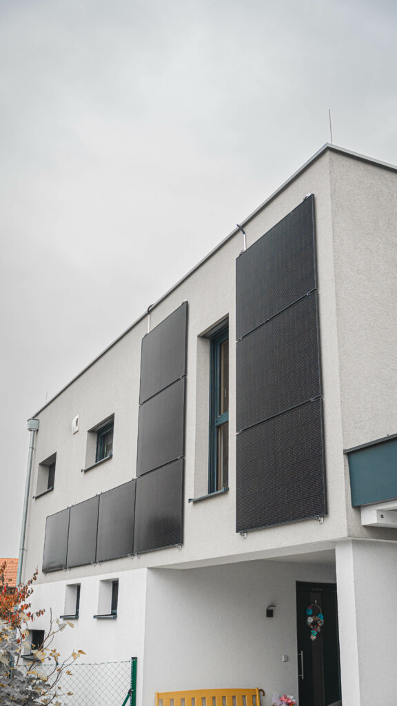 Ein Montageexperte befestigt Solarmodule auf einem Lagergebäude.