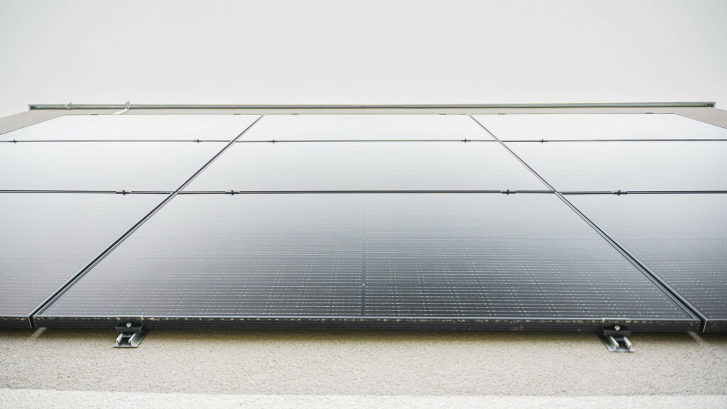 Solarpaneele auf einem Hausdach mit Blick auf die Landschaft.



