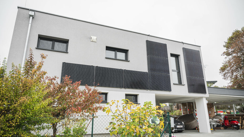 Ein Team installiert eine Photovoltaikanlage auf einem Bürogebäude.