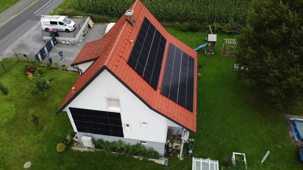 Fachmännische Montage einer Photovoltaikanlage – zuverlässige Installation für optimale Energieerzeugung.