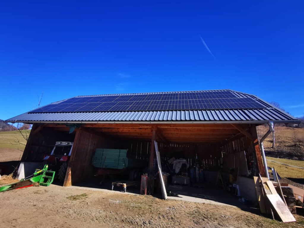 Photovoltaikanlage in idyllischer ländlicher Umgebung – erneuerbare Energie für abgelegene Gebiete.